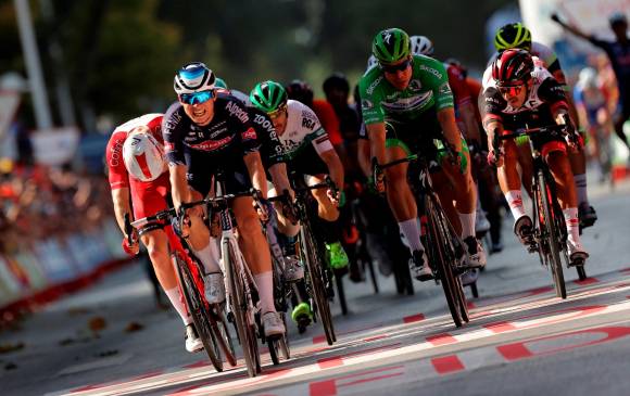  Jasper Philipsen (adelante) logró su segundo triunfo en la presente edición de la Vuelta. FOTO: EFE