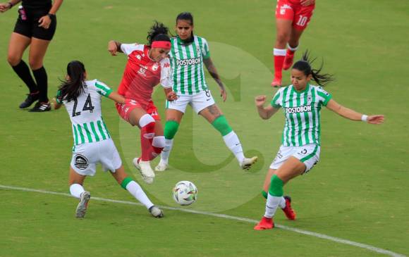 Atlético Nacional perdió 0-1 ante Santa Fe, en el Atanasio Girardot, duelo de ida de la semifinal de la Liga Betplay Femenina. FOTO JAIME PÉREZ 