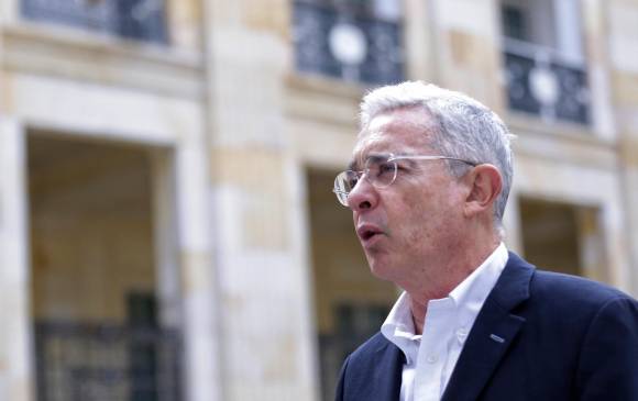 El expresidente Álvaro Uribe, imputado por dos delitos, celebró la decisión de la Fiscalía que solicitará la preclusión a un juez. FOTO Colprensa