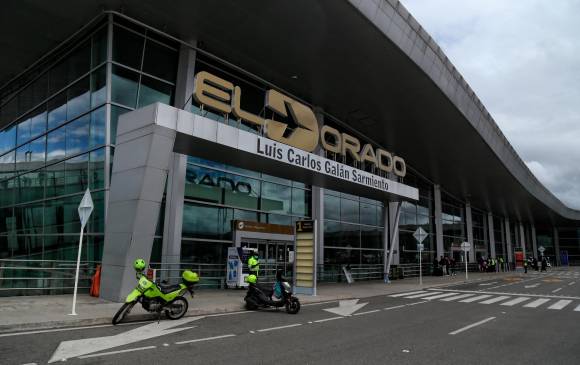 El Aeropuerto El Dorado, lugar donde iniciaron los hechos, es administrado por la concesión Opain, una de las encargadas de esclarecer lo sucedido con el joven de 17 años. FOTO colprensa