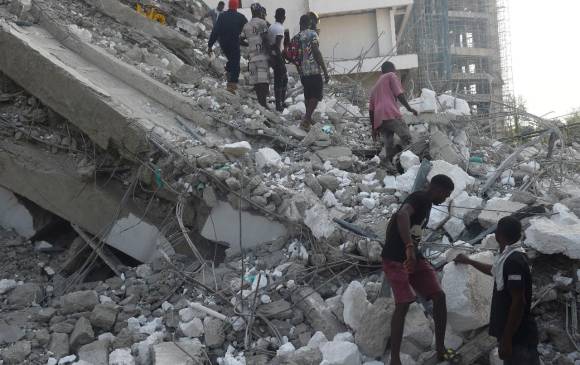 En el lugar, organismos de socorro avanzan en la búsqueda de personas atrapadas. FOTO AFP