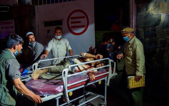 Hasta el cierre de esta edición se habían confirmado 60 muertos y más de 100 heridos tras los atentados terroristas en cercanía al aeropuerto internacional de Kabul. FOTO AFP