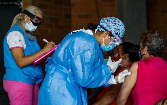 Así se vive la jornada de vacunación contra el covid, en la comuna nororiental de Medellín, con adultos mayores. Foto: Manuel Saldarriaga Quintero.