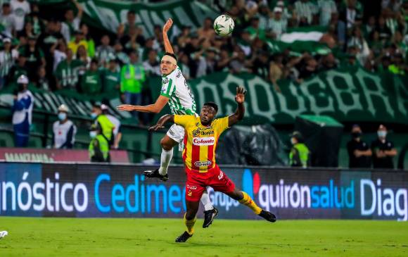 El defensor Felipe Aguilar, en la imagen con una venda en la cabeza, es de los destacados de Atlético Nacional en la campaña que ha realizado el club en la Copa Betplay. FOTO jaime pérez