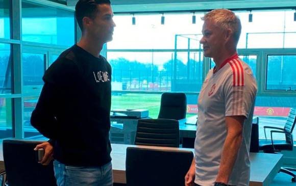 Cristiano conversando con su nuevo entrenador, con el que fue compañero de campo en su primera época con el Manchester United. FOTO MANCHESTER UNITED