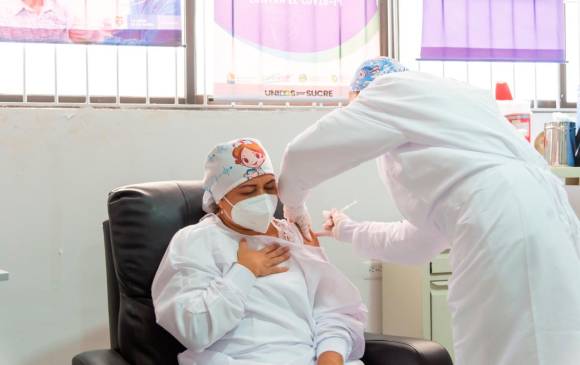 La primera persona en Colombia vacunada contra el covid, Verónica Machado, en el Hospital Universitario de Sincelejo. FOTO PRESIDENCIA