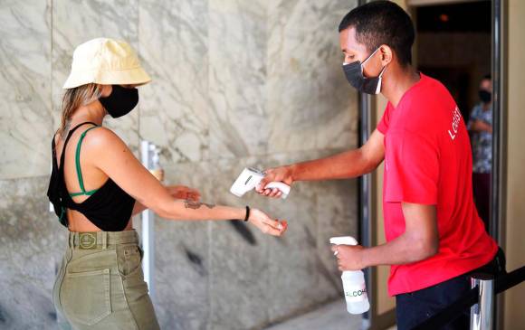 La toma de la temperatura es el primer control antes de ingresar a los escenarios. FOTO cortesía Cartagena Festival de Música