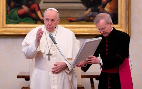 Durante el rezo del Ángelus, el papa Francisco se refirió a la política migratoria de Colombia. FOTO EFE