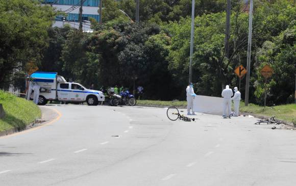 Uno de los ciclistas falleció y otro fue trasladado al hospital Venancio Díaz, de Sabaneta. Foto: Jaime Pérez