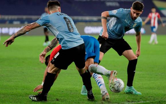 El duelo entre Uruguay y Paraguay fue uno de los que cerró la fase de grupos de la Copa América, y en el que se dio el triunfo charrúa, que confirmó a esa selección segunda de su grupo. FOTO efe