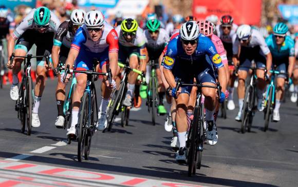 Fabio Jakobsen logró su tercer triunfo de la temporada, el 21 como ciclista profesional. FOTO EFE