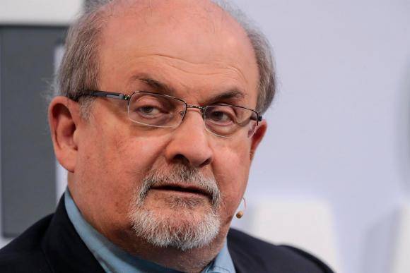  Salman Rushdie fue apuñalado 10 veces durante un evento público. FOTO: EFE
