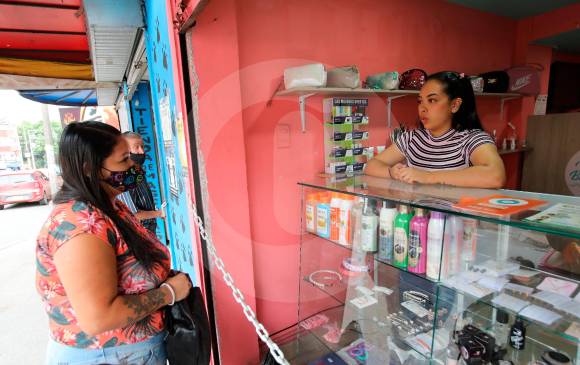 Como independiente, Vanessa pudo reactivar su local, en el que paga arriendo, pero ha ido aumentando sus clientes. Gracias a esta oportunidad está cumpliendo su sueño. FOTO edwin bustamante