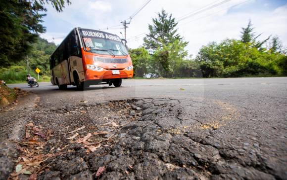 Los primeros ocho kilómetros hacia Santa Elena son los más deteriorados. Los vehículos deben disminuir la velocidad. FOTO carlos velásquez
