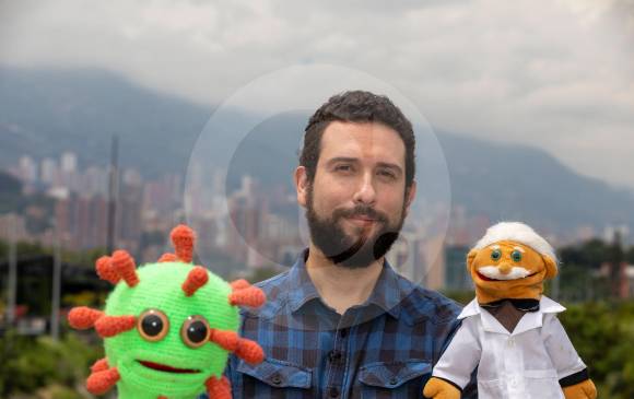 Harry Marín Vahos idea la caracterización de los personajes mientras se desplaza entre los puestos de vacunación de Medellín. Está encargado de verificar que todo marche bien a nivel logístico y administrativo. FOTOS EDWIN BUSTAMANTE.