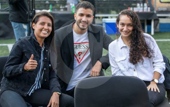 Las jugadoras Sara Pulecio y Ana Pisgativa del Atlético Nacional hicieron parte de los invitados especiales al evento. FOTO EDWIN BUSTAMANTE