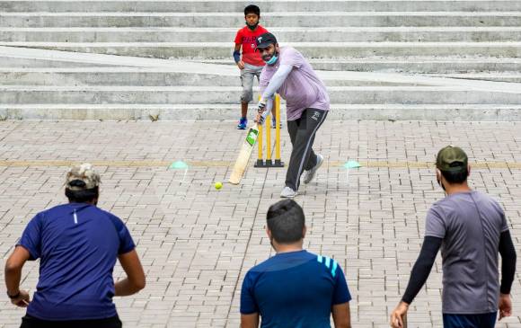 Uno de los momentos del juego de críquet en la plazoleta de Ciudad del Río, detrás del Museo de Arte Moderno. FOTO jaime pérez