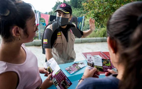 Jesica Londoño es la única mujer del Ejército que trabaja en desminado en Antioquia. Su labor es enseñarle a la comunidad a caminar sin arriesgar su vida. FOTOS Julio Herrera