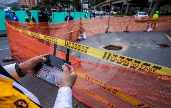 Excavaciones, que buscan el punto de la obstrucción, avanzan a 8 metros de profundidad. Lámina de concreto de 14 metros estaría interrumpiendo el flujo normal del agua. FOTO Carlos Velásquez