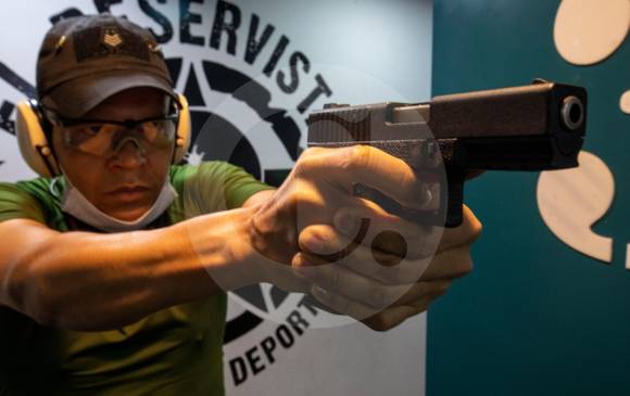 Sergio Cifuentes, instructor de tiro, indicó que este decreto inundaría el mercado negro de las armas de fogueo. foTO Edwin Bustamante