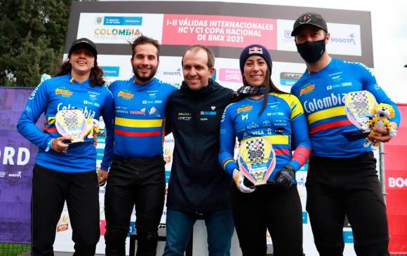 El ministro Ernesto Lucena compartió con los medallistas olímpicos Mariana pajón y Carlos Ramírez en la jornada de este domingo en el cierre de la Válida Internacional en Bogotá. FOTO CORTESÍA FEDECICLISMO