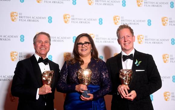 Clark Spencer, Yvett Merino y Jared Bush, los ganadores del premio Bafta a mejor película animada por Encanto. FOTO EFE