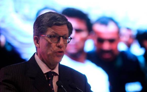 En sus cuentas de Twitter tanto el director de Human Rights Watch, José Miguel Vivanco, como el expresidente Álvaro Uribe sostuvieron un enfrentamiento por los falsos positivos. FOTO COLPRENSA