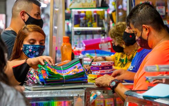 El 83 % de los establecimientos que vende útiles escolares en Medellín y el Valle de Aburrá vio caer sus ventas. FOTO Carlos Velásquez