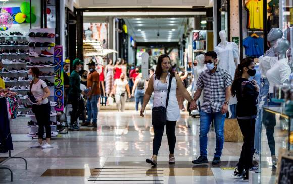 Los establecimientos comerciales deben seguir promoviendo las medidas básicas de bioseguridad, como el tapabocas y distanciamiento social. FOTO Julio César Herrera