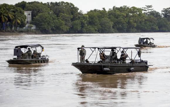 El Ejército y la Armada redoblaron su presencia en las inmediaciones del río Arauca, entre Colombia y Venezuela. FOTO julio césar herrera