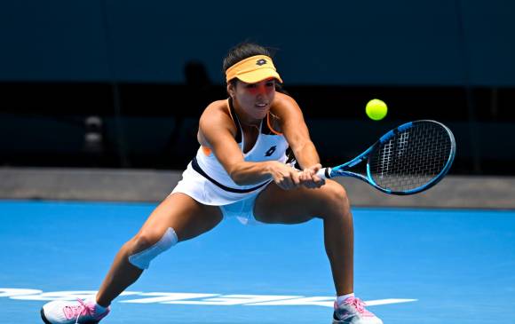 La tenista colombiana se enfrentó en su debut en el Abierto de Australia a la exnúmero uno del mundo, Noami Osaka. FOTO: EFE/EPA/DAVE HUNT