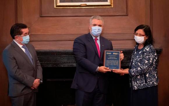 El presidente Iván Duque recibió el reconocimiento por su programa Prevención y Acción de manos de Gina Tambini, representante de la OPS/OMS en Colombia. FOTO: Presidencia 