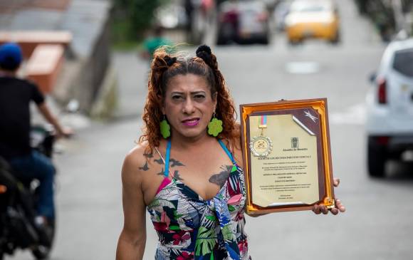 Katy Restrepo con el reconocimiento que recibió de la Alcaldía de Medellín. Foto: Camilo Suárez