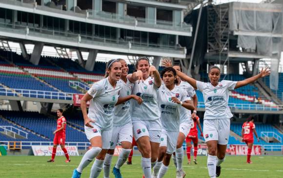 Laura Aguirre, tercera de derecha a izquierda, abrió el camino del triunfo del Medellín en Cali ante América. FOTO cortesía DIM 