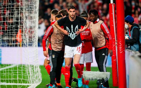 El delantero ucraniano Roman Yaremchuk, jugador del Benfica, anotó el miércoles en el juego de Champions ante el Ajax y en su celebración mostró el escudo de su país. Podría ser multado. FOTO EFE