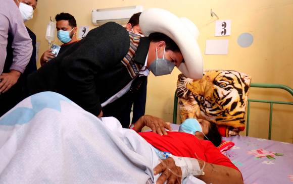 El mandatario peruano Pedro Castillo visita a los heridos tras el sismo en Piura, una región ubicada unos 990 kilómetros al norte de Lima. Foto: EFE