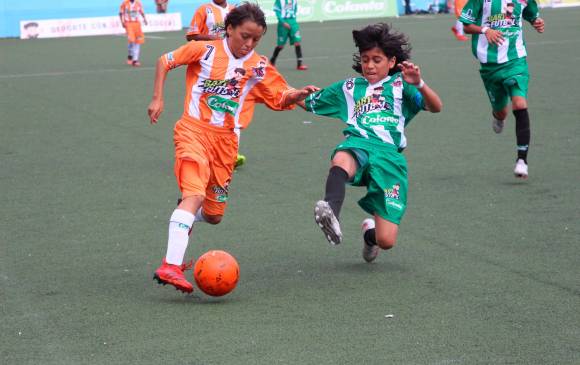 Braian (uniforme verde) en acción en el duelo ante Envigado, en el que ganaron 2-1 para avanzar a los cuartos de final del Baby fútbol. FOTO Foto cortesía los paisitas 