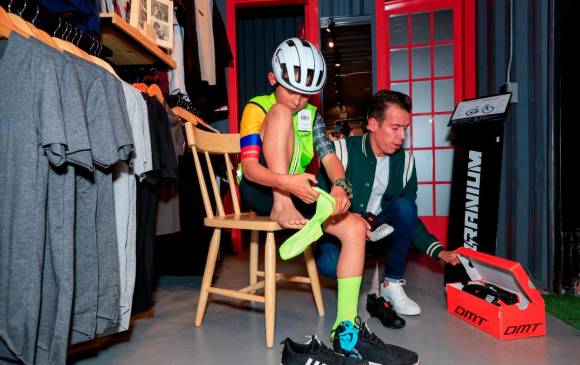 ¡Grande Rigo! Le regaló bicicleta y uniformes al niño al que le “chupó rueda”