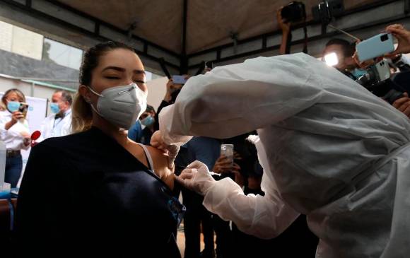 Jina Marcela Cataño Vélez, enfermera jefe de Unidad de Cuidados Intensivos, fue la primera persona en recibir la vacuna en Sabaneta. FOTO: Edwin Bustamante. 