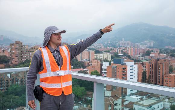 Seleny Angulo fue una de las globeras contratadas por el Éxito en 2019 para enfrentar la lucha contra los globos. Se espera que este año no haya tragedias por esta causa. FOTO CARLOS VELÁSQUEZ