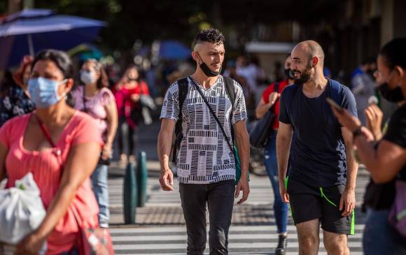 El uso incorrecto del tapabocas se ha vuelto una de las faltas más comunes a las medidas de bioseguridad en las calles de Medellín. Para los expertos, retomar los cuidados contra el virus es clave para superar el actual pico de contagios. FOTO Carlos Velásquez