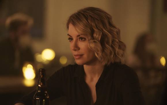 Holland en su papel de Emilia Harcourt. FOTO Cortesía HBO Max