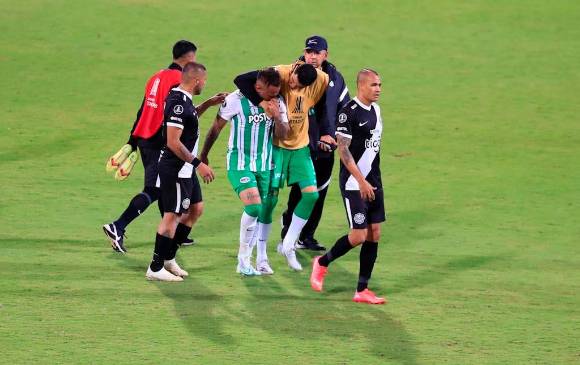 La tristeza de los jugadores verdes tras el partido. FOTO JAIME PÉREZ