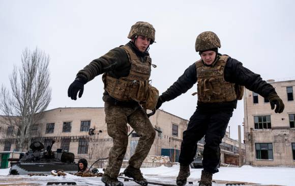 El Ejército de Ucrania se prepara para defenderse de un ataque y Rusia tiene parte de sus tropas en la frontera. FOTO Getty