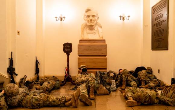 Los soldados amanecieron en el recinto para brindar seguridad ante la decisión que se tome en el caso de Donald Trump. FOTO: Getty