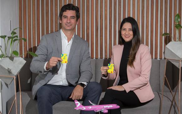 Félix Antelo, presidente de Viva y Claudia Ortiz, directora Comercial de Puntos Colombia presenta la nueva tarjeta. FOTO cortesía