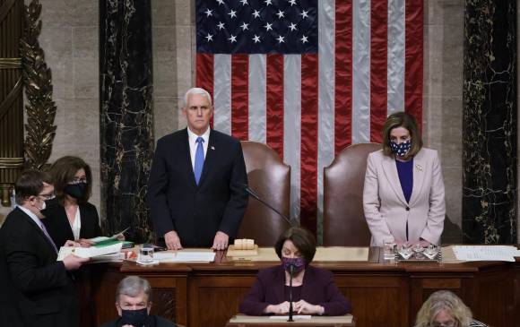 El vicepresidente Mike Pence y la representante Nancy Pelosi ratificaron el triunfo de Biden en las elecciones. FOTO Getty