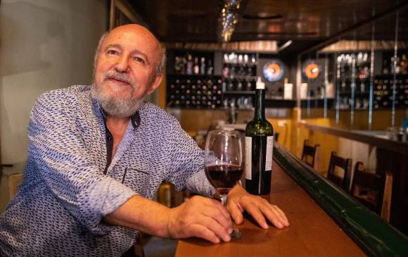 Jorge Buitrago lleva más de cuarenta años radicado en Medellín y en ese tiempo se ha convertido en un referente de la bohemia de la ciudad. FOTO: Carlos Velásquez 