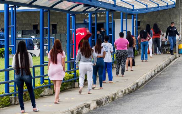 Guardando todos los protocolos de bioseguridad, Los visitantes a la cárcel de El Pedregal, guardan el distanciamiento físico. FOTO: Julio César Herrera