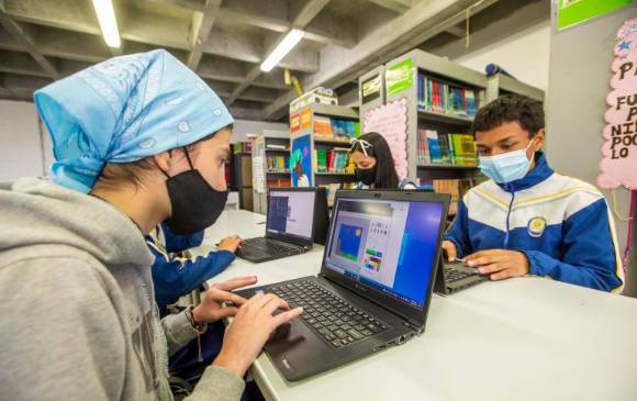 La biblioteca del colegio Antonio Derka es el lugar de uso del computador para los estudiantes que no tienen internet en Santo Domingo Savio. FOTO carlos velásquez